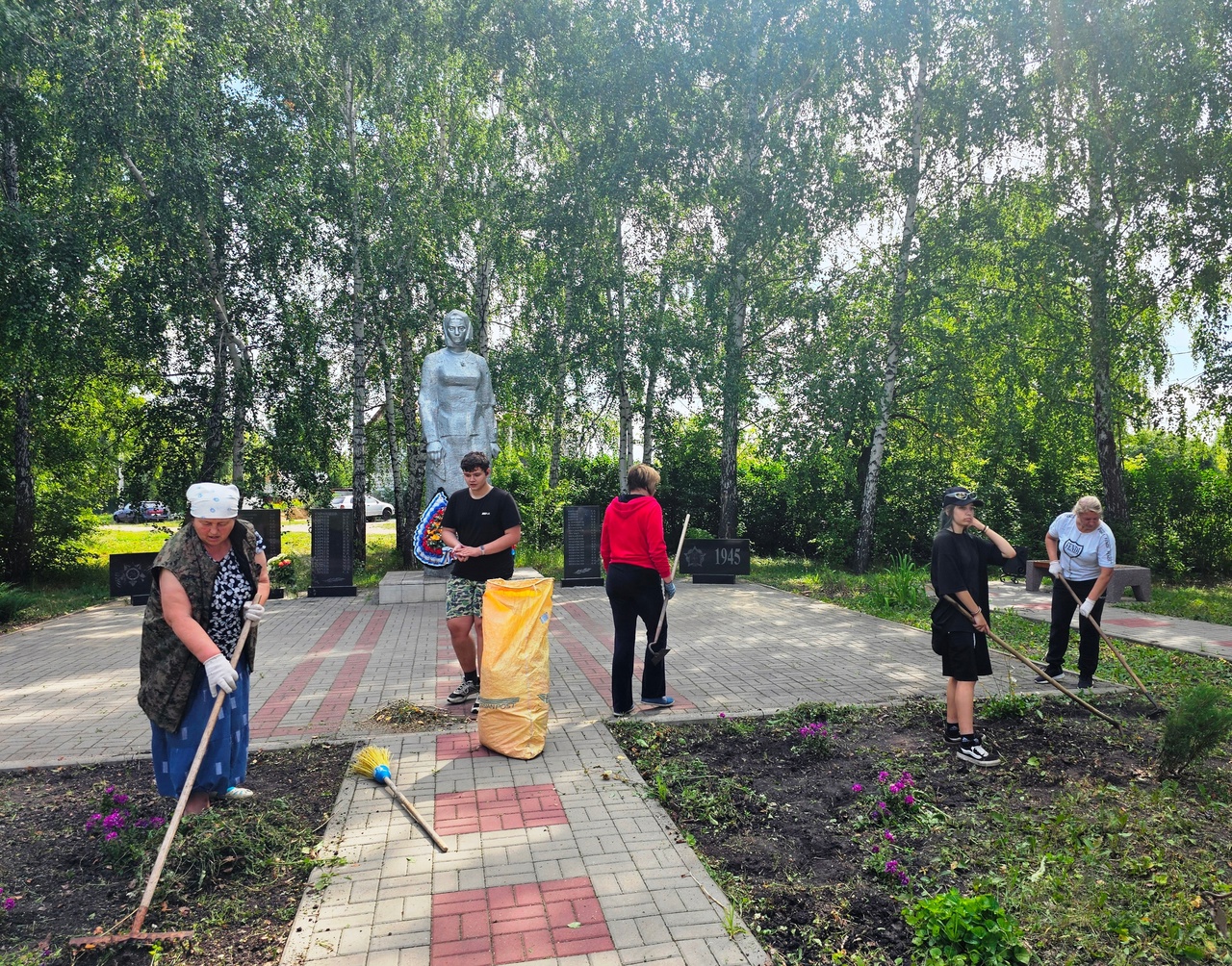 ТОС &quot;Коммунар&quot; провел субботник на памятнике погибшим воинам-односельчанам.