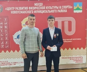 Награждение будущего выпускника «Новоусманского лицея» золотым знаком отличия комплекса ГТО.. Награждение будущего выпускника «Новоусманского лицея» золотым знаком отличия комплекса ГТО..