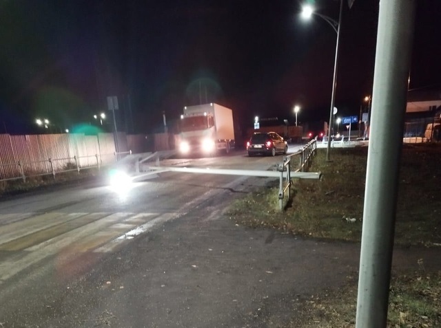 По ул. Пионерской в с. Орлово из-за сильного ветра на проезжую часть упал столб. По ул. Пионерской в с. Орлово из-за сильного ветра на проезжую часть упал столб.