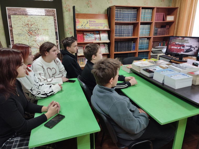 Очередная встреча участников Клуба юных краеведов "Исток" была посвящена памятной дате истории России - Дню Неизвестного солдата.. Очередная встреча участников Клуба юных краеведов "Исток" была посвящена памятной дате истории России - Дню Неизвестного солдата..